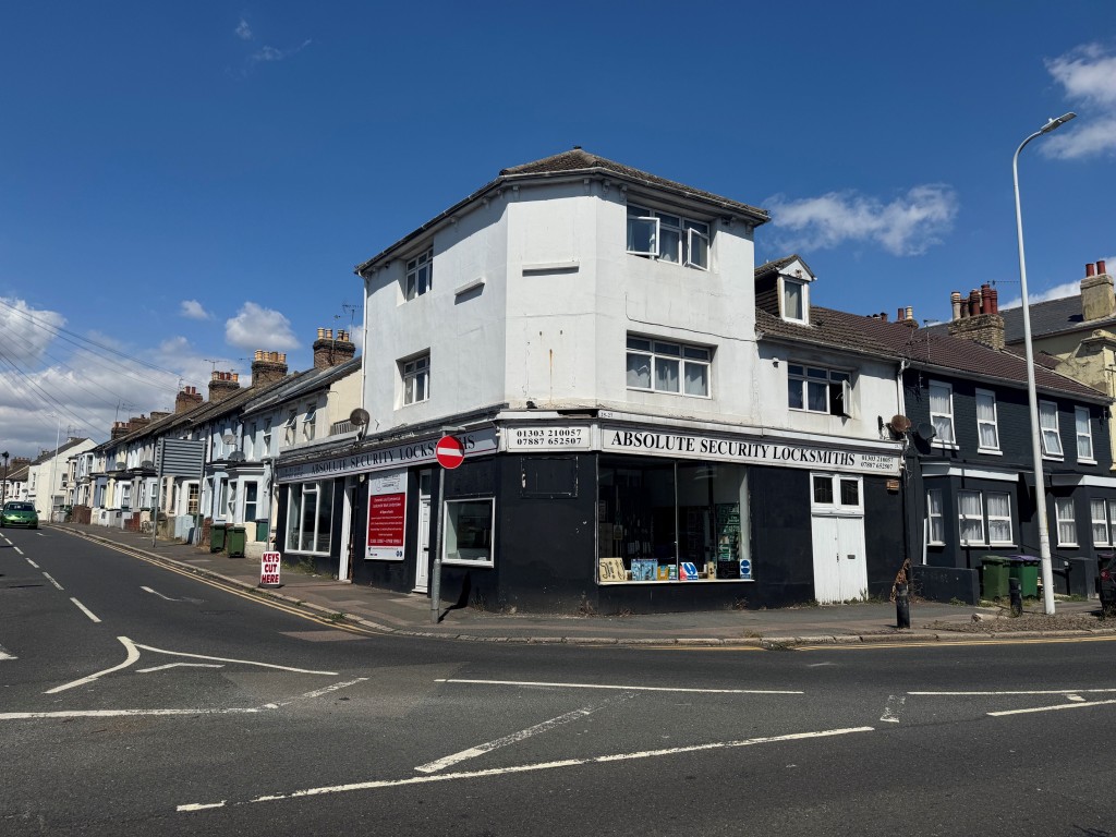 Lot: 193 - COMMERCIAL AND RESIDENTIAL INVESTMENT - Front of property
